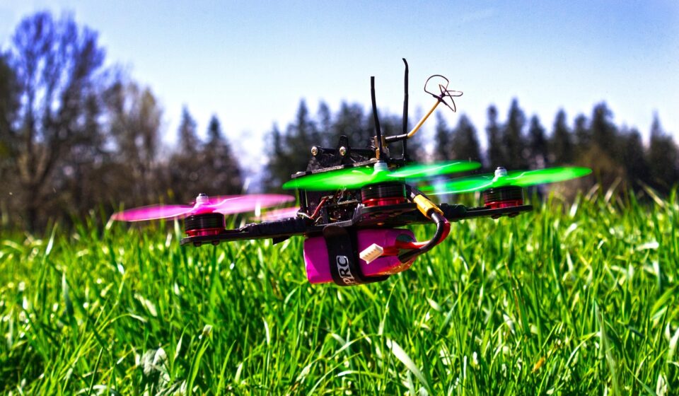 drone, flight, flying, begin, hobby, quadrocopter, technology, propeller, electronics, remotely controlled, nature, flying object, flying drone, engine, electric, battery pack