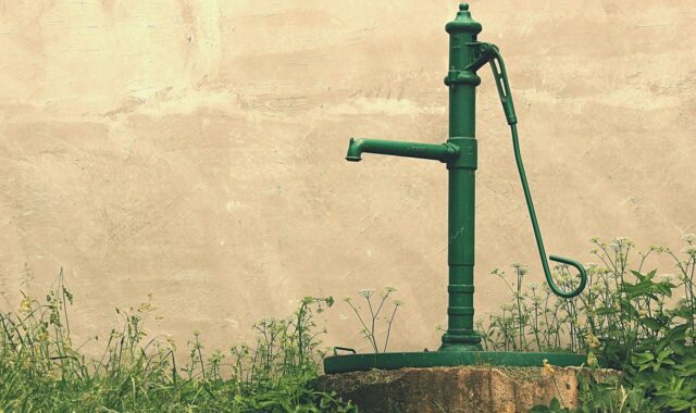 water, pump, old man, manual, good, gardens, countryside, metal, cold, retro, vintage, winter, outdoors, morning, rust, terrain, conduit, pumps, green, tap, white, nature, in the countryside, antique, drink, net, design, rusty, manual transmission, steel, iron