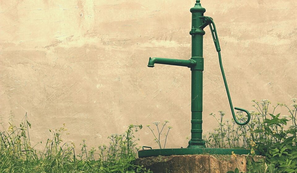 water, pump, old man, manual, good, gardens, countryside, metal, cold, retro, vintage, winter, outdoors, morning, rust, terrain, conduit, pumps, green, tap, white, nature, in the countryside, antique, drink, net, design, rusty, manual transmission, steel, iron