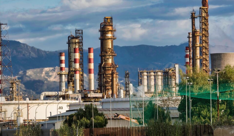refinery, petrolium, fossil, gas, polluted, drop, dirty, nature, oil, black, extraction, pollution, pollute, crude oil, tankers, sea, industry, pozzo